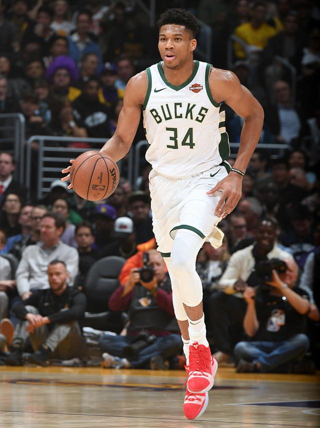 字母哥重返赛场，反败为胜首场状态出色，FPX观众沸腾！